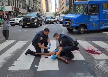 Bloody street fight with a knife at 7th. Ave. & 30th. st. caught on video, 8:15am. man stabbed, suspect arrested