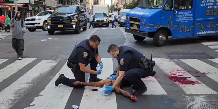 Bloody street fight with a knife at 7th. Ave. & 30th. st. caught on video, 8:15am. man stabbed, suspect arrested