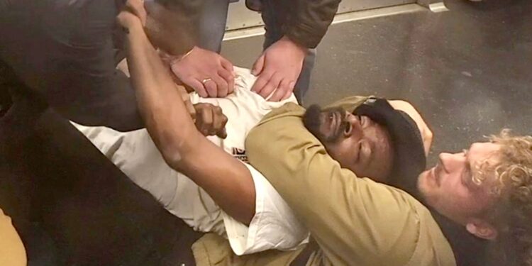 Daniel Penny choking Jordan Neely.