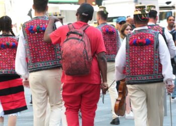 Eagle-eyed NYC photographer captures shocking moment knife-wielding man creeps up behind group in Times Square