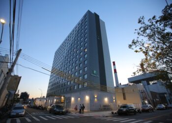 The Holiday Inn at 37-10 10th Street in Astoria, NY where migrants are being housed.