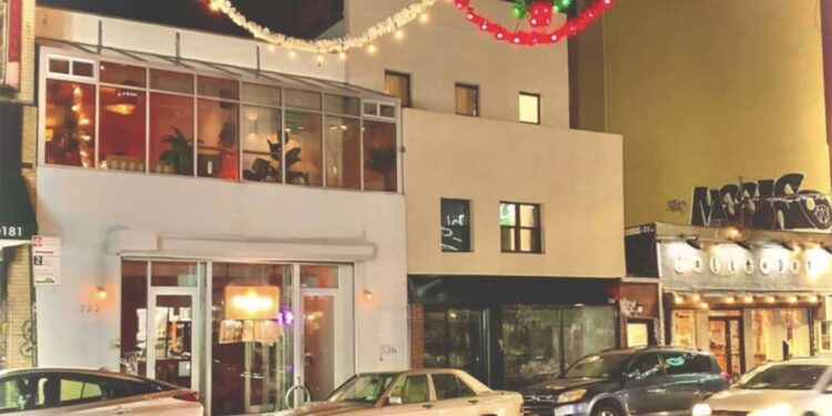 Moped-riding bandits robs Brooklyn bar hoppers at gunpoint