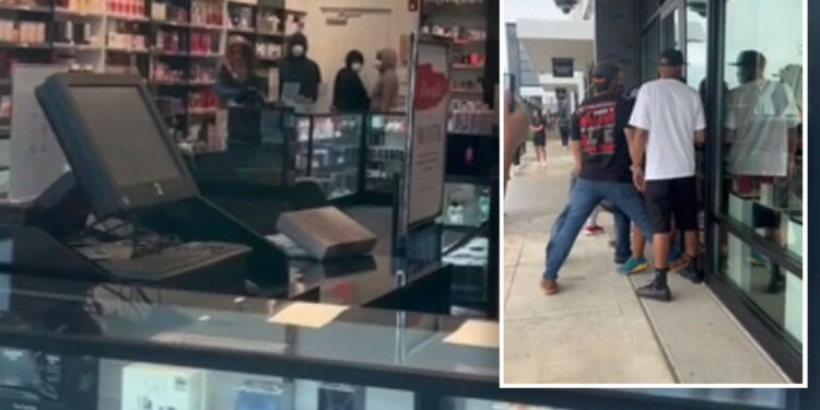 Tennessee shoppers trap Nashville Perfumania burglars inside store