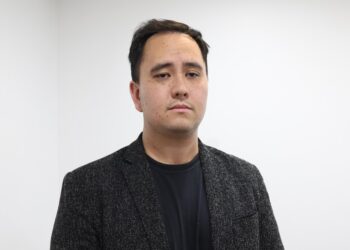 Brian Chin, a landlord wearing a black shirt, involved in an altercation with a homeless man at 111 Chrystie Street