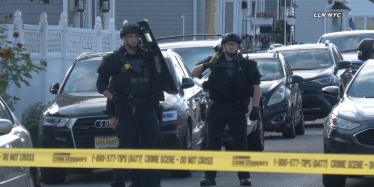 NYPD looking for attacker after 6 are slashed in Brooklyn home