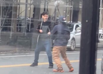 2 men stab each other in broad-daylight knife fight in Harlem street, wild video shows
