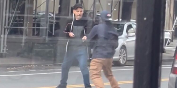 2 men stab each other in broad-daylight knife fight in Harlem street, wild video shows