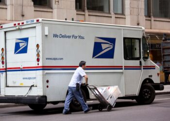 photo of mail truck