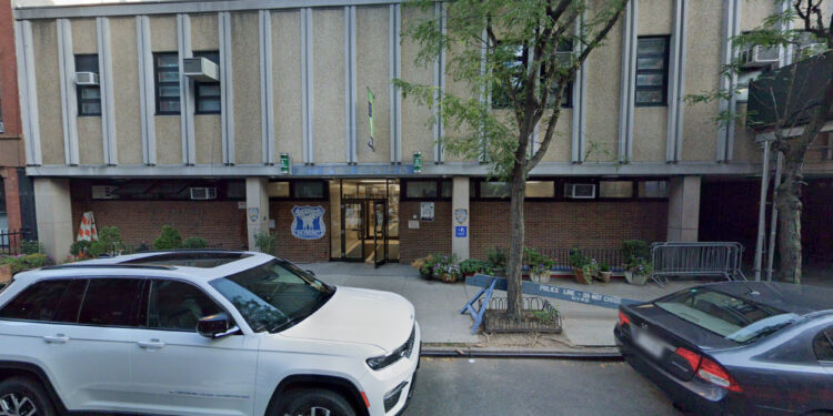 Maniac leaves ‘bomb’ with chilling note in front of West Village NYPD precinct: ‘Chlorine gas is a bitch’