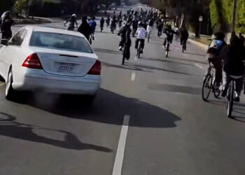 Los Angeles driver nearly hits massive group of teenage bicyclists (Video)