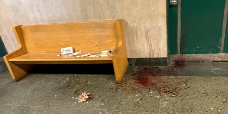 A gang fight broke out on the 13th. floor of the criminal courthouse where two gangs went at each other one having a scaplel according to a court source and 7 arrested.