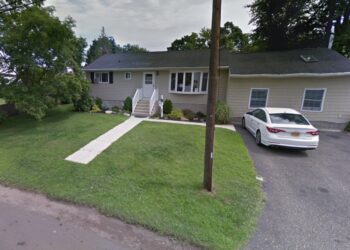 369 Nevada St, Lindenhurst, NY 11757