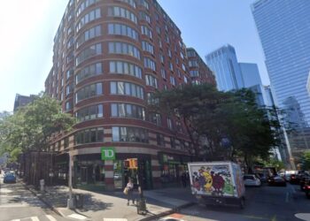 The suspect barged into the bank on Chambers Street near Greenwich Street around 9:30 a.m. and passed a note to the teller, authorities said.