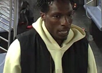 A good Samaritan straphanger was pummeled unconscious when he tried to intervene in a fight on board an F train at the 21st Street-Queensbridge station, cops said.