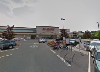 A man waving around what looked like a rifle while screaming threats at people in an Oregon grocery store parking lot was arrested Friday afternoon, only for cops to realize the "weapon" was a massive bong. 