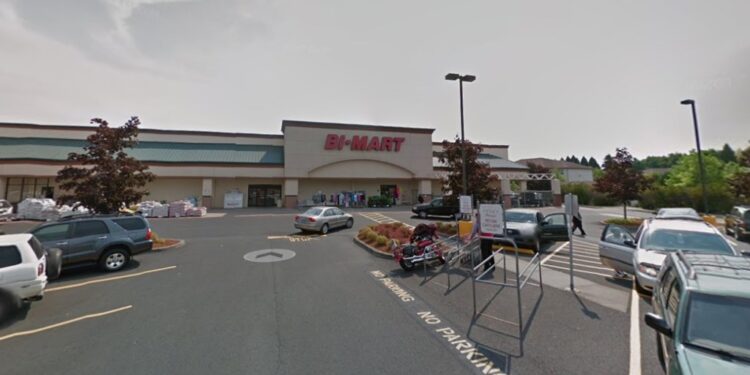 A man waving around what looked like a rifle while screaming threats at people in an Oregon grocery store parking lot was arrested Friday afternoon, only for cops to realize the "weapon" was a massive bong. 