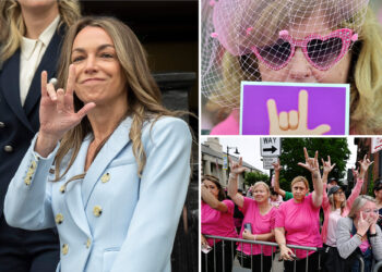 What's that hand signal Karen Read supporters kept flashing at court?