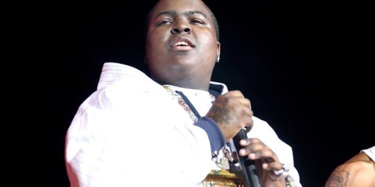 Sean Kingston holding a microphone.